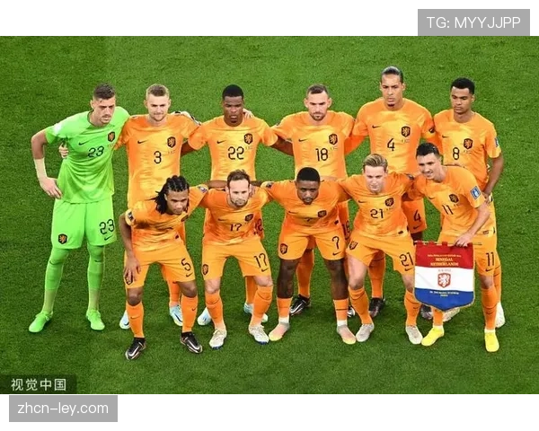 转播镜头捕捉：弗罗西诺内前锋在替补席用平板回看自己错失单刀画面