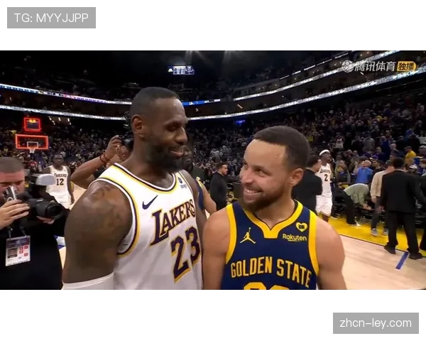 特写：NBA赛场，詹姆斯与库里赛后交换球衣并拥抱致意